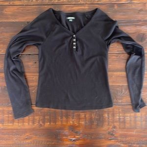 wild fable snap V neck, Henley T-shirt in black. Size S.